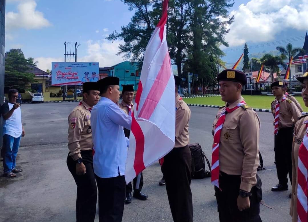 Penyerahan bendera kontingan dan pemasangan Jaket oleh Wakil Bupati Pasaman Sabar AS 
